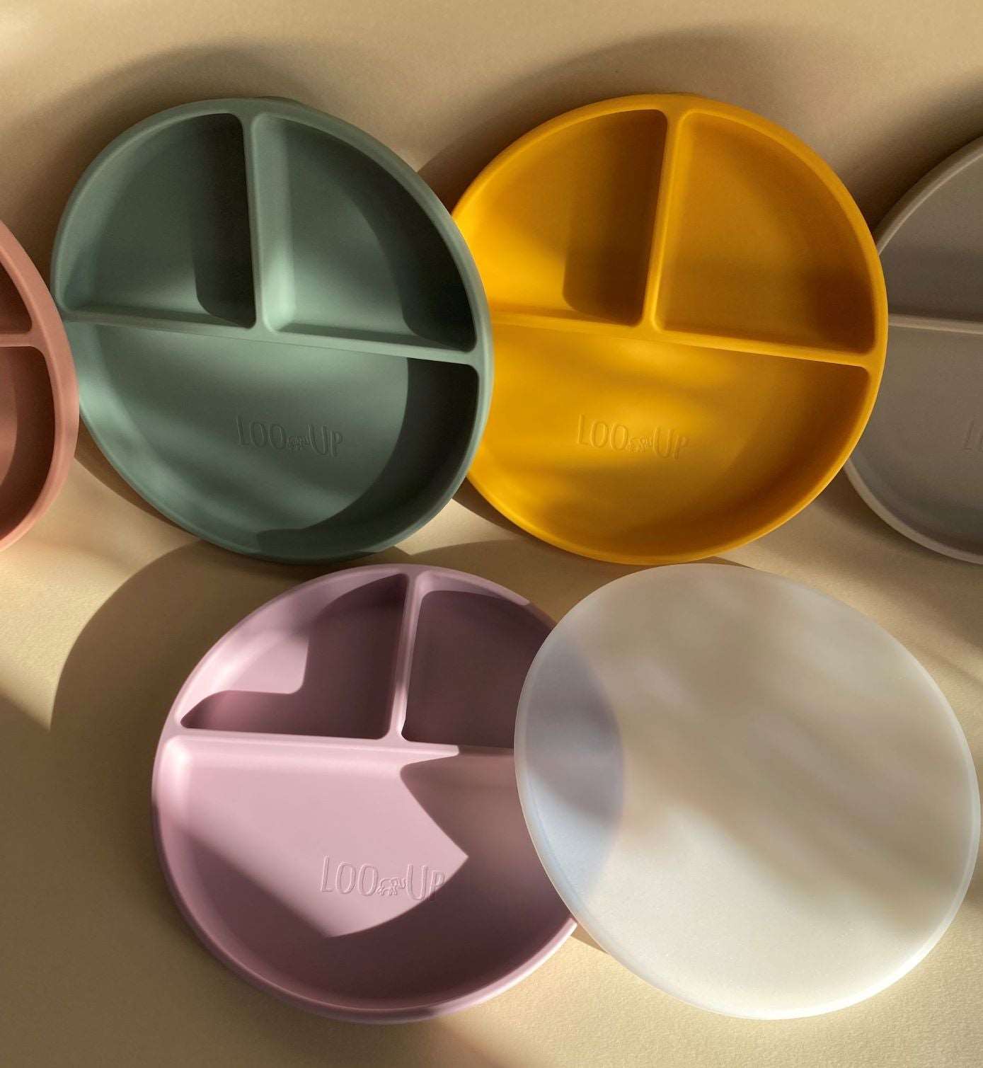 Piatto con ventosa per bambini a Scomparti con coperchio in Silicone Mustard - Loo.Up